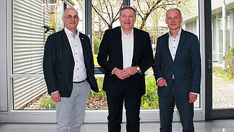 Bildunterschrift: V.l.n.r.: Jörg Schlagbauer, Dr. Ralf Langejürgen; Dr. Mark Reinisch