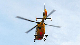 Ein Helikopter des Schlaganfallnetzwerks TEMPiS im Einsatz.