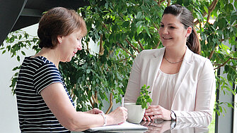 Zwei Frauen im Gespräch beim Sommerinterview