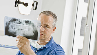 Zahnarzt mit Röntgenbild vom Kiefer
