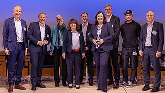 Gruppenbild mit Moderator, Referentinnen und Referenten des BKK Tages am 18. April 2024 in München.